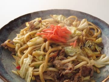 料理研究家ゆかり『濃厚ソース香ばし焼きうどん』の作り方が話題！どの家庭にもある『意外な隠し味』でやみつき絶品に…主婦からも絶賛の声「疲れてるけどこれなら作れそう」「米高騰なので、うどんレシピは助かります。」「うどん買ってきます！」
