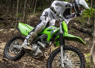カワサキKLX230Rが刷新！　快適ポジション＆装備強化で新次元へ