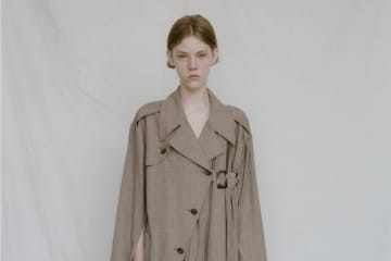 ミカゲ シンのムラ染めデニムパンツ＆“プリーツ揺らめく”トレンチコート、福岡初の期間限定ストア