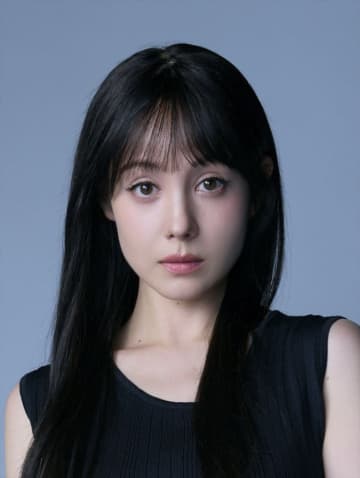 トリンドル玲奈が復讐に燃える整形美女に！　ドラマ『レプリカ』“整形前後”ショット公開