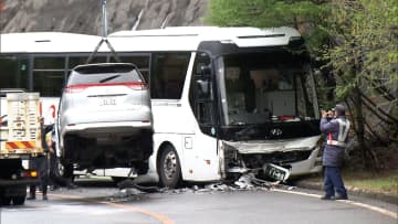 【速報】「富士スバルライン」4合目付近で観光バスと乗用車が衝突　“外国人男女”6人病院搬送…全線通行止め　山梨県