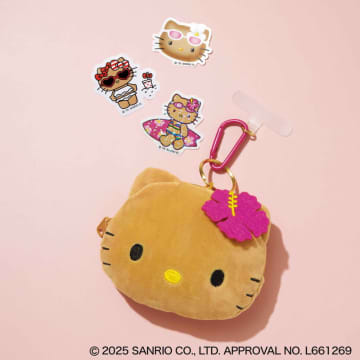 sweet 8月号、日焼けキティのぬいぐるみポーチ＆ステッカー付録。じゃらづけ楽しめるチャーム仕様