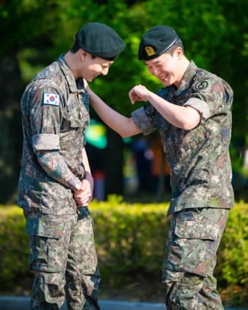 除隊したBTS・JIMINとJUNG KOOK「軍隊で10kg太った」「年を取るほど落ちにくく」…ライブ配信で率直な心境