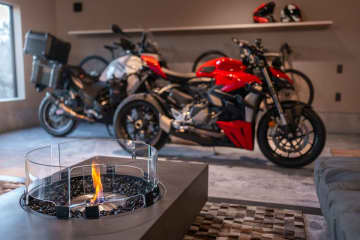 愛車を眺めつつお酒がたのしめるガレージ付き宿泊施設『BIKE GARAGE YAMANAKAKO』をオープン！富士山一望のウッドデッキやBBQスペースなども併設　～オトナの二輪乗りの新しい旅の拠点。会員制で自分の別荘のように～