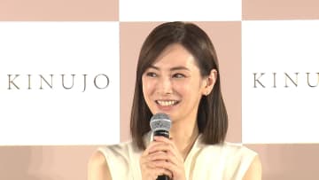 真っ白なワンピース姿で登場…2児の母・北川景子さん「家族への思い」明かす