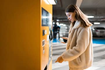 駐車場の精算機の前で財布を出そうとしたとき、「駐車券がない！」と気づいて焦りました…。紛失時は「最大料金」を支払うルールになっているのでしょうか？