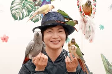 竹島 宏、羽ばたく準備完了！　新曲『小夜啼鳥の片思い』のリリースを記念し“鳥のいるカフェ”に電撃訪問、無数の鳥に囲まれ歓喜