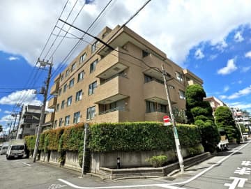 パーク・コート上用賀 5階｜「用賀」駅徒歩12分。「馬事公苑」近く。専有面積120㎡超、50㎡超のルーフバルコニー付き4LDK。陽当たり・眺望良好な最上階角住戸。専用使用権付き駐車場あり。