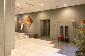 オープレ東中野 1階｜「東中野」駅徒歩3分の閑静な住宅街に立地。スーパー、コンビニ至近にあり。陽当たり良好な3方角住戸。車2台分の専用使用権付き駐車場兼倉庫完備