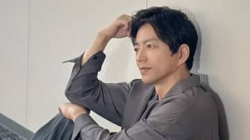 大沢たかお 雨の散歩で無邪気な笑顔にファンもん絶！赤い傘が映える“まるでデート”なショット公開に「雨なのに爽やかすぎる」
