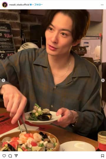 「結婚指輪してる？？？」岡田将生、リゾット皿持つ手に指輪きらり　左手薬指にファン注目「素敵です」