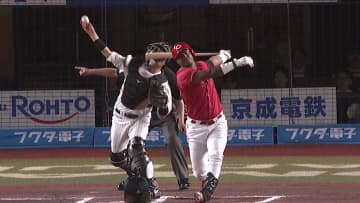 空振りバットがロッテ・佐藤都志也のマスク直撃　小園海斗が盗塁も取り消しで1塁へ