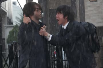 綾野剛、14年ぶり亀梨和也と共演　「俳優人生の中でとても大事なプロセス」　急な豪雨の奇跡も