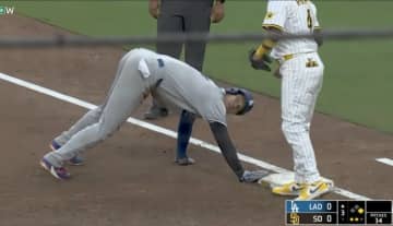 一体、何が起きた？ 大谷翔平、牽制された直後に“まさかの光景”「何してんだよw」予想外のリアクションが話題に「面白すぎる」
