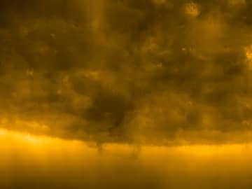 太陽の南極、初めて見えた　欧州探査機、活動解明へ
