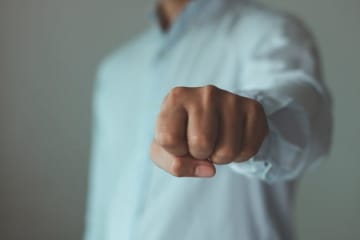 21歳の男らがツーリング中の男性に言いがかり『お前のせいでブレーキ分で女の子が頭打った』脅迫して奪った “現金の額” が話題に「中学生のお小遣いより少ない」「たったこれだけで6年以上の牢屋」の声