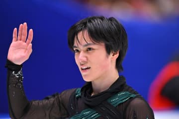 「えっ!? 金髪！」宇野昌磨が衝撃の“イメチェン”！ 本田真凜、恩師ランビエールらとの肩組み合唱に興奮の声「これまたビックリ！」「似合います♡」