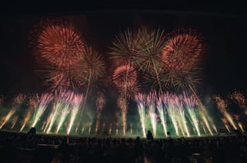 「2025年最新！絶対行った方がいい！東京で一番早い花火大会」東京競馬場で魅せる"音×光"の夏開幕｜J-POPと花火のシンクロが胸熱！