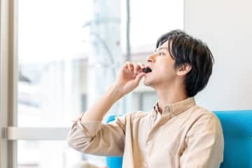 47歳・年収750万円男性「チョコレートを食べながら株価をチェック」一石二鳥だと感じた株主優待