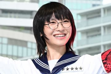 新しい学校のリーダーズ・SUZUKA、トレードマークのメガネ外して雰囲気