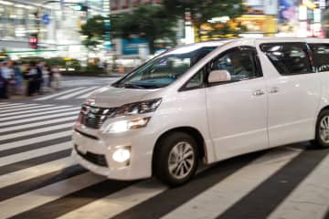 アルファードが “ふらふら運転” の末、センターラインを超えて『トラックと接触』 “そのまま走り去るドラレコ映像” にコメント殺到「これは100％飲酒運転」「いや、居眠りだったら停まると思いますよ。平然と走り去ってるし飲酒でしょ」