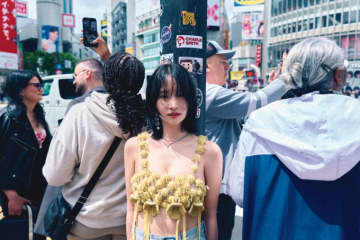 永尾まりや、色っぽい肌見せ衣装で東京の街に佇む！“観光”テーマに個性あふれるファッションを披露