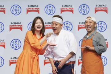 井⼾⽥潤、愛妻 蜂⾕晏海がPRイベント夫婦初共演！