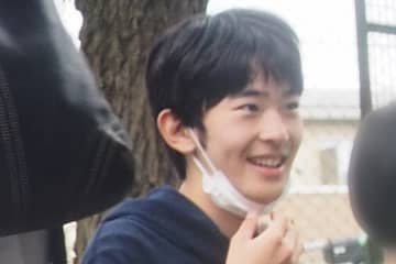 《笑顔でピースサインも》悠仁さま　学園祭で写真撮影求める学生が殺到…筑波大で目撃された「アイドル的人気」