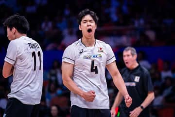 バレー宮浦健人のインタ中に珍事　中国選手の行動に思わず笑う質問者…国際中継で映り込む
