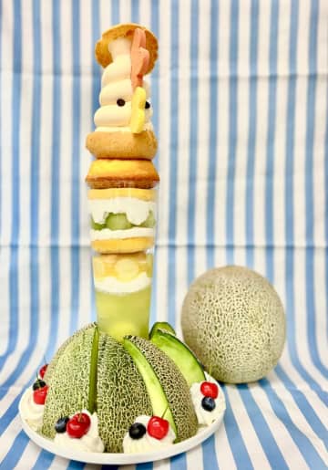 メロンをまるごと1個使用した「メガ盛りコッコちゃんパフェ～サマーVer～」を発売