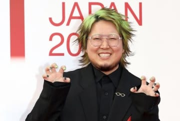 こっちのけんと、唯一無二の特製誕生日ケーキを贈られ感動。王冠や自身のオリジナルキャラでデコレーション