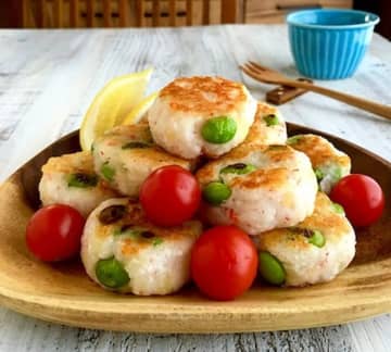 コロコロかわいい♪「枝豆とカニカマのはんぺんチーズだんご」レシピ