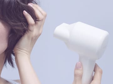 近づくと温風、離すと冷風。スタイリング手軽なドライヤー