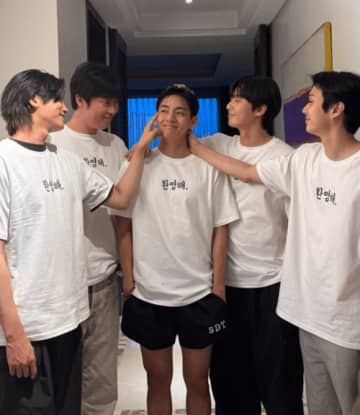 BTS・Vの除隊後に俳優パク・ソジュンら仲良し“ウガ・ファミリー”集結！お揃いTシャツ姿でポーズ【PHOTO】