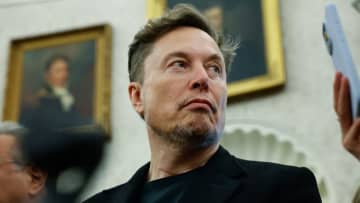 マスク氏がトランプ大統領に電話、激烈批判の投稿を「後悔」