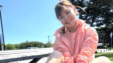 吉田優利が爽やかコーデ披露　素足にサンダルの美脚ショット