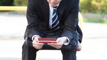 そんなお金、あると思うか？…年収1,000万円の49歳サラリーマン、修学旅行直後の“浮かれる息子”に告げた「非情な現実」【FPの助言】