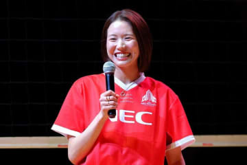 元女子バレー古賀紗理那、VNL解説時の衣装ショットに反響　「かわいすぎます」「いつもおしゃれー」
