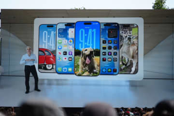 [石川温の「スマホ業界 Watch」]WWDCで披露された「iOS 26」新UI、“水滴のような操作感”がもたらすシンプル体験