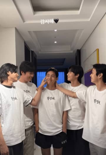 “ウガファミリー”BTSのVの除隊を祝福！パク・ソジュン＆チェ・ウシクらとの記念ショットを公開