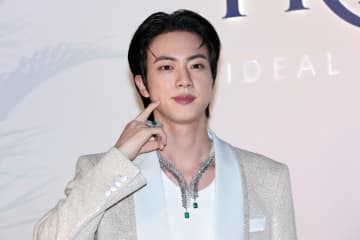 BTSのJIN、ブルーノ・マーズとコラボしたいと子犬と戯れながら語る