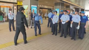 埼玉・草加駅で刃物対処訓練　刺股の効果的な使い方を駅員に教授　埼玉県警など