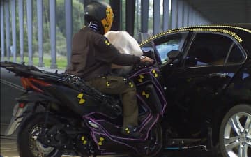 豊田合成、開発中の「自動二輪車用エアバッグ」で実車の衝突試験実施