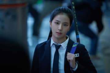 本当に30歳?!BLACKPINK・ジス、制服姿の破壊力…映画『全知的な読者の視点から』スチール写真公開