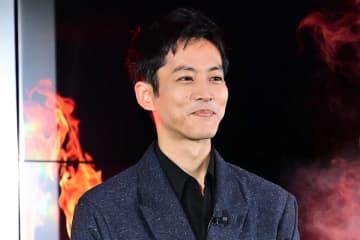 松坂桃李、白煙からの登場は「ヒーローショー以来」　“ご飯のお供”も明かす「悩みました」