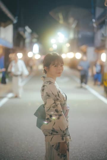 秋元真夏、美しい浴衣姿＆ビーチにたたずむ水着姿披露！　フォトブック『淡淡』新カット