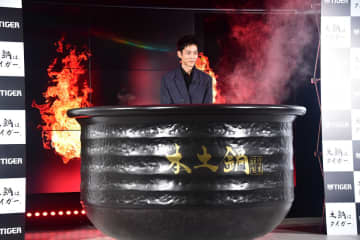 松坂桃李　炊飯器ＰＲイベントで煙とともに登場「ヒーローショー以来です」