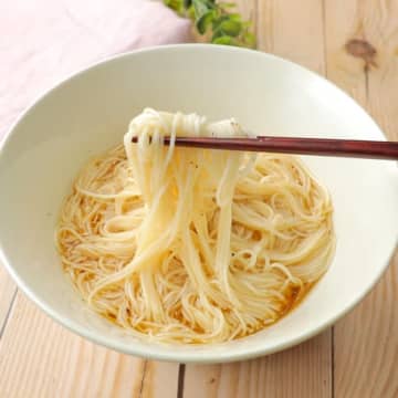 【そうめんゆでたら絶対作って！】「味がラーメンで脳がバグる」「汁まで飲みたい」ハマる人続出のそうめんアレンジレシピ