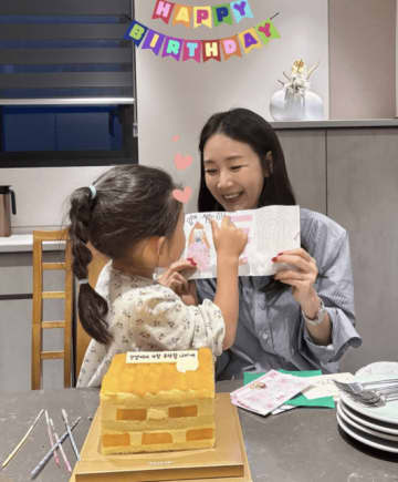 女優チェ・ジウ、愛娘に祝われた50歳の誕生日…笑顔あふれる瞬間を公開【PHOTO】