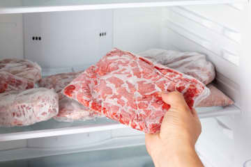 冷凍したお肉はいつまで食べられる？賞味期限と捨てるべきNGサイン